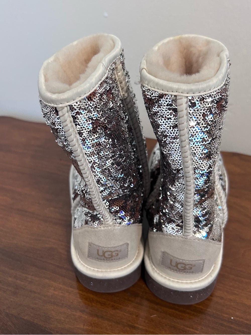 ❤️MAKE OFFER❤️ UGG womens Short Two Tone Brown Silver Sequins Boots Size 8 - Picture 4 of 10